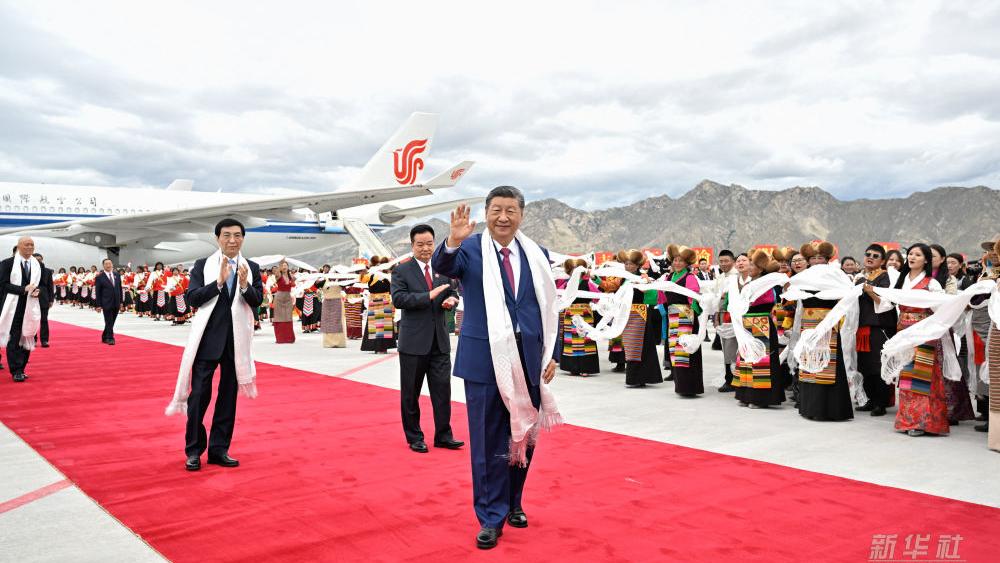 新华图讯丨习近平率中央代表团抵达拉萨出席西藏自治区成立60周年庆祝活动