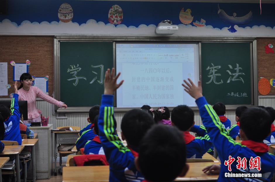 资料图：成都一小学学习宪法宣誓活动现场。 <a target='_blank' href='/'/>中新社</a>发 钟欣 摄