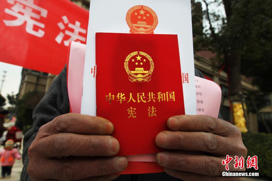 资料图：一位外来务工人员手捧领取的新版《中华人民共和国宪法》单行本。 <a target='_blank' href='/'/>中新社</a>发 许丛军 摄 图片来源：CNSPHOTO