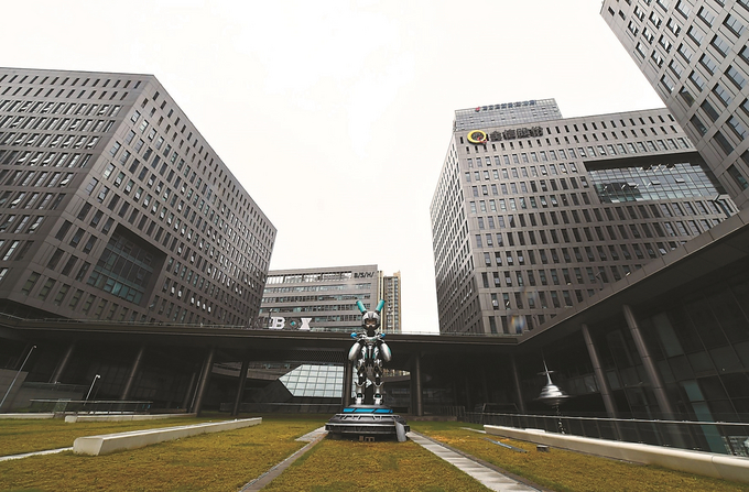 图为位于南京市鼓楼创新广场的长三角地区首个以生态可持续发展为切入点的AR元宇宙商业街区。 新华日报·交汇点记者 吴俊 摄