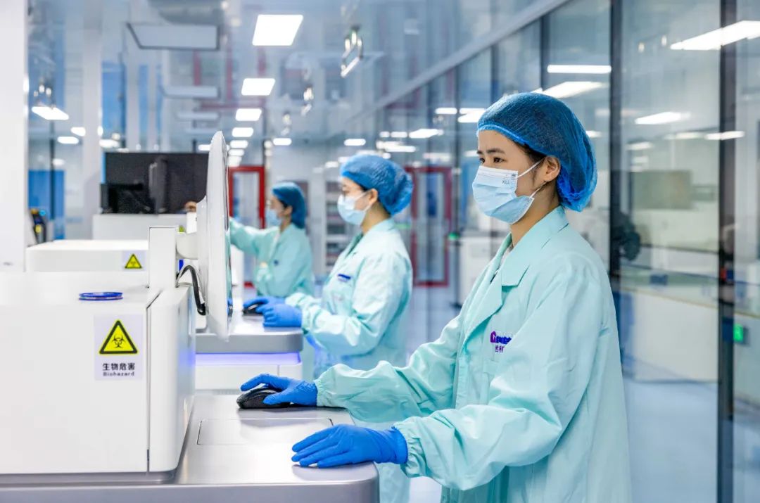 世和基因科研人员在实验室中进行基因测序。	通讯员 褚旭峰 南京日报/紫金山新闻记者 段仁虎 摄