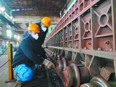 南钢及时调整优化倒班运转模式，引导员工加强全过程防护，做好身体健康监测，确保生产经营稳定运行。南钢供图