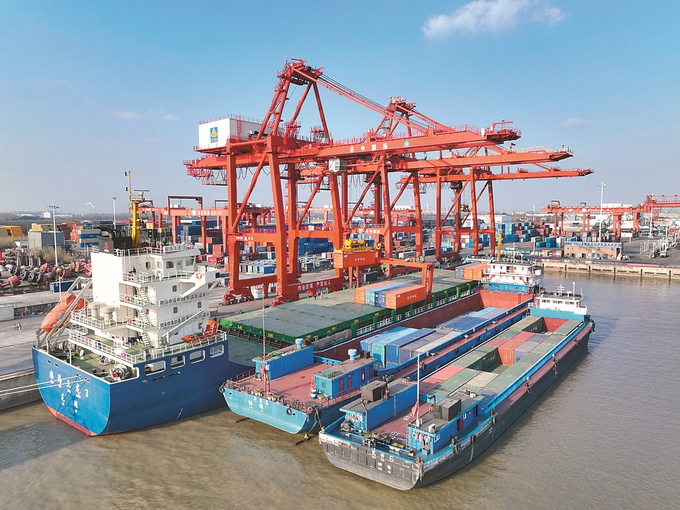 今年前11个月，南通港累计完成集装箱吞吐量207.8万标箱，同比增长12.6%。图为昨日，忙碌的如皋港苏中国际集装箱码头。 许丛军 摄 （视觉江苏网供图）