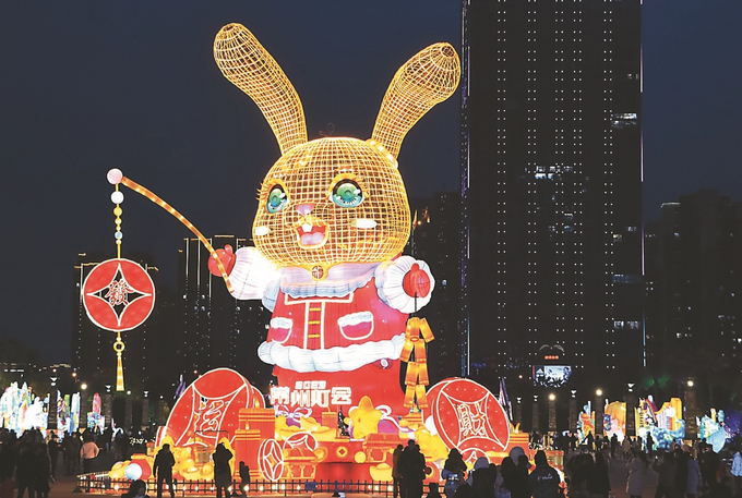 昨天是传统“上灯日”，“2023常州灯会”花灯璀璨，人们徜徉灯海，迎接元宵佳节。 王启明 摄 （视觉江苏网供图）