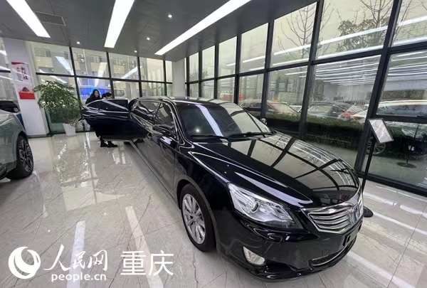 四川瑞创汽车科技有限公司展厅内加长版长安礼宾车。人民网 胡虹摄