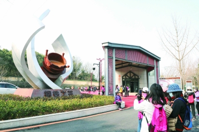 去年,梅钢工业文化旅游区被评定为国家3A级旅游景区,吸引众多游客前来打卡拍照。南京日报/紫金山新闻记者 冯芃 摄