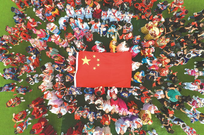 2022年9月28日，无锡市东绛第二实验学校开展“我与国旗合个影”主题活动，喜迎国庆佳节。 高月鹏 戚善成 摄