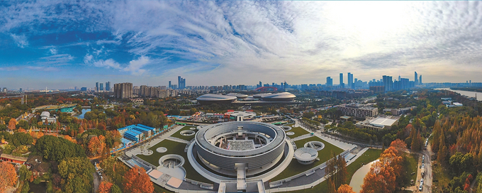 2022年12月5日，航拍位于南京河西滨江岸线的宪法广场。记者 余萍 摄