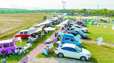 在南京江宁台创园,一字排开的后备箱市集让年轻人驻足,吸引不少市民前来打卡。 通讯员 蔡军宁 南京日报/紫金山新闻记者 冯芃 摄
