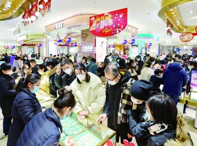 众多市民在南京新街口商圈的商场里逛街、购物。市场消费逐步恢复，熟悉的热闹与繁华回来了。 南京日报/紫金山新闻记者 段仁虎 摄