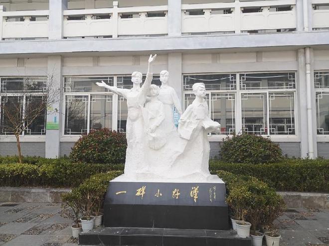 淮安市新安小学内“一群小好汉”群雕。新华社记者 朱筱 摄
