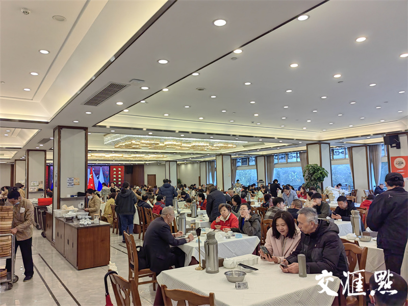 扬州怡园饭店早茶档座无虚席