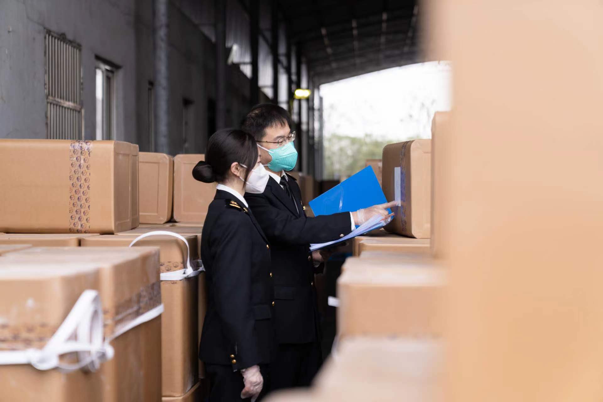 海关关员开展实地调研，指导企业申报RCEP原产地证书。交汇点资料图