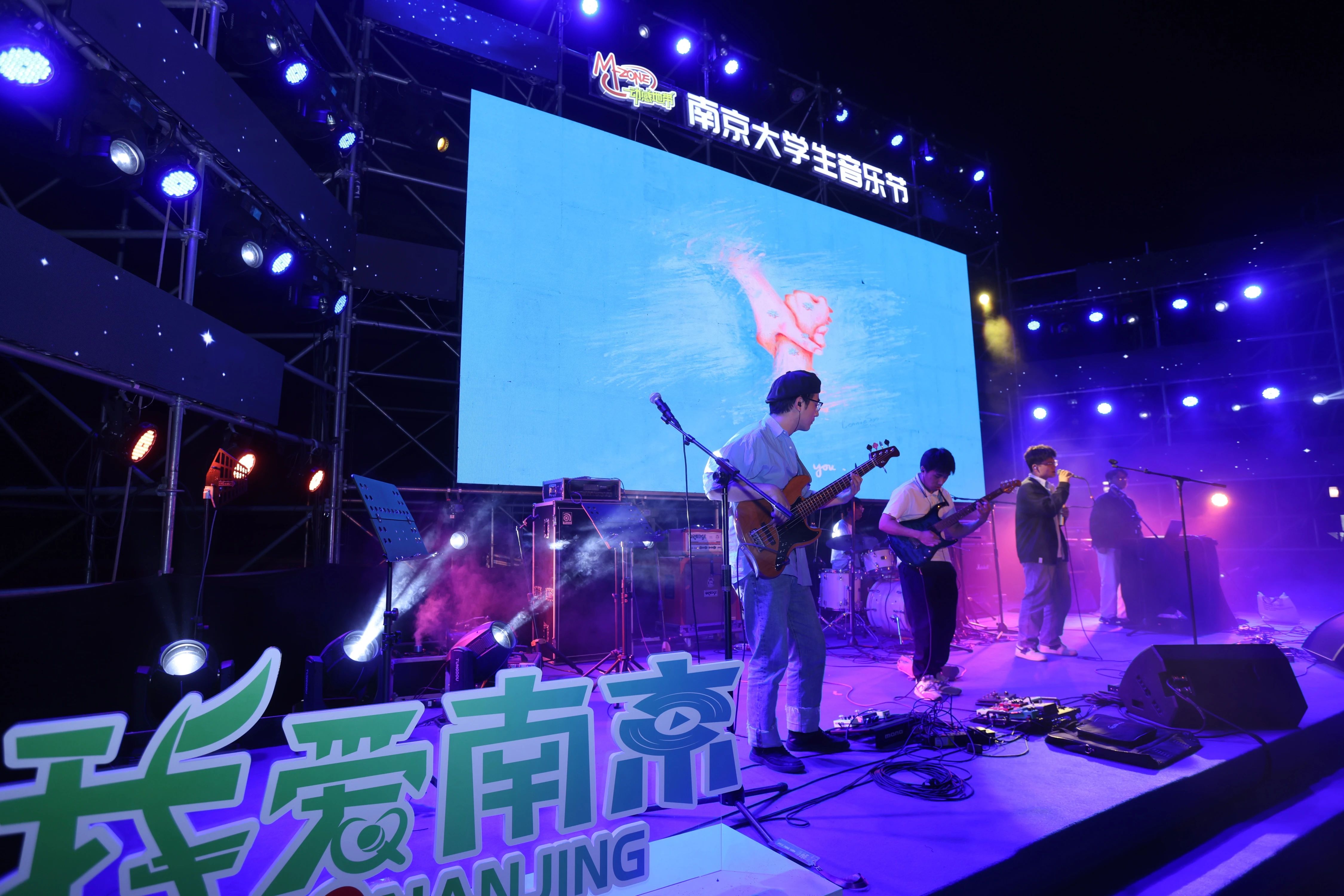 4月16日晚,第五届南京大学生音乐节在门东街区圆满收官。南京日报/紫金山新闻记者 段仁虎摄