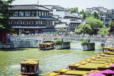 “五一”假期,不少游客来到夫子庙景区观光游玩。 南京日报/紫金山新闻记者 董家训 摄