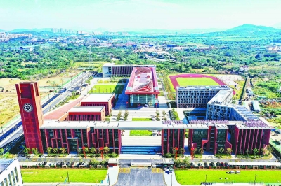 中国科学院大学南京学院校园一期全貌。 南京日报/紫金山新闻记者 冯芃 孙中元 摄