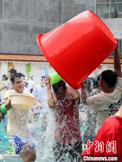 同学们泼水送祝福。　黄晗 摄