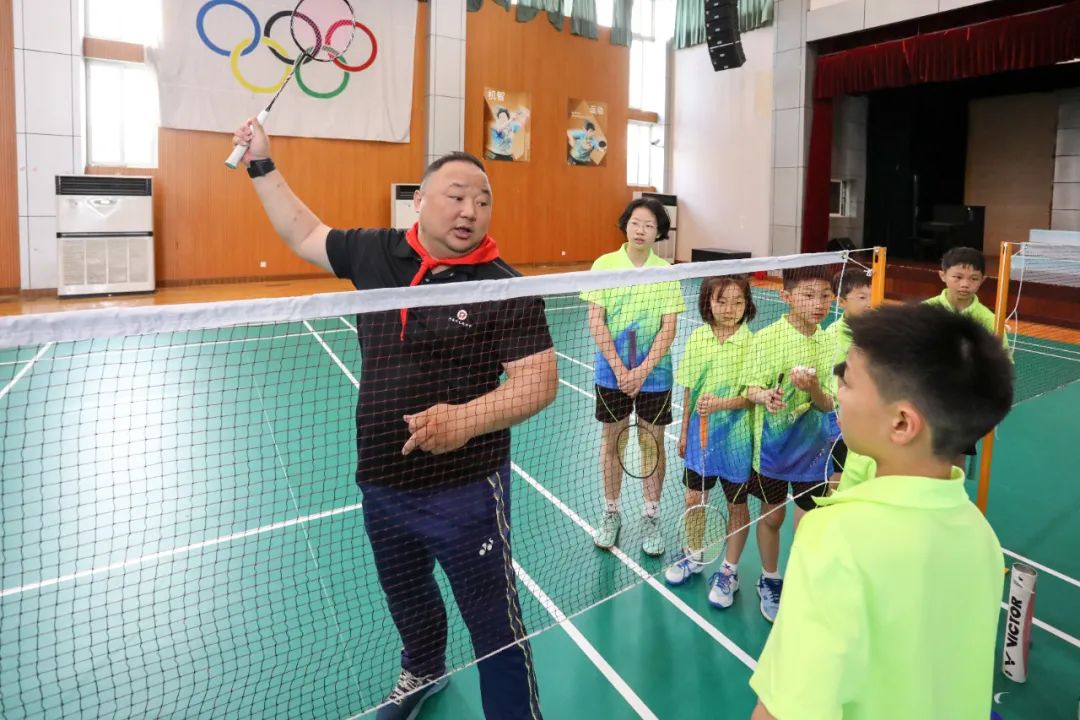 中国羽协主席张军走进母校苏州沧浪实验小学与孩子们互动