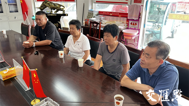 左一为烈士孙德清侄孙陈良海