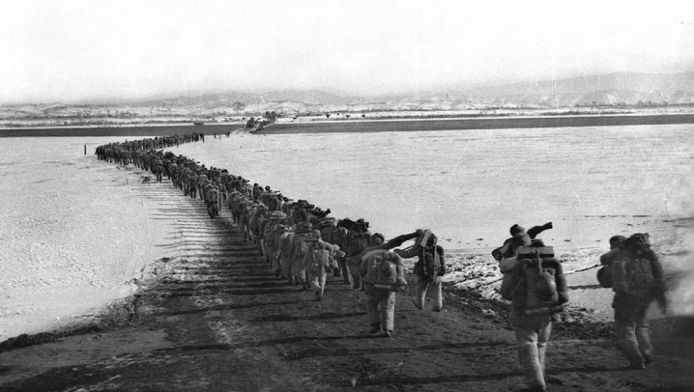↑1950年10月19日,中国人民志愿军雄赳赳、气昂昂跨过鸭绿江,和朝鲜人民一道共同抗击侵略者。新华社发(黎民 摄)