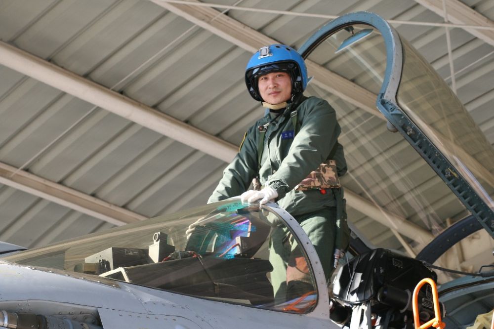 ↑海军某舰载航空兵部队原一级飞行员张超(2016年1月27日摄)。新华社发