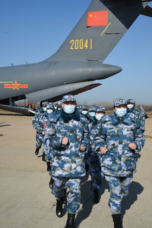↑2020年2月17日,一批军队支援湖北医疗队员抵达武汉天河机场。新华社记者 黎云 摄