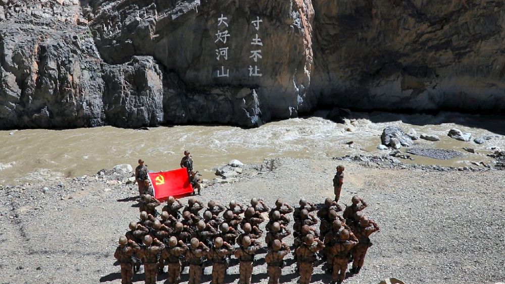 ↑某边防团官兵在“大好河山 寸土不让”标语前举行重温入党誓词仪式(资料照片)。新华社发(郑晓林 摄)