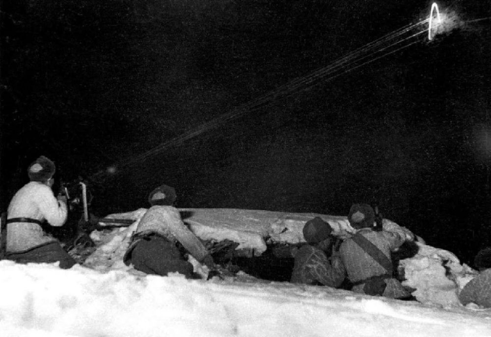 ↑1950年12月,在朝鲜长津湖,中国人民志愿军第27军连队机枪手向美军阵地射击。新华社发(张崇岫 摄)