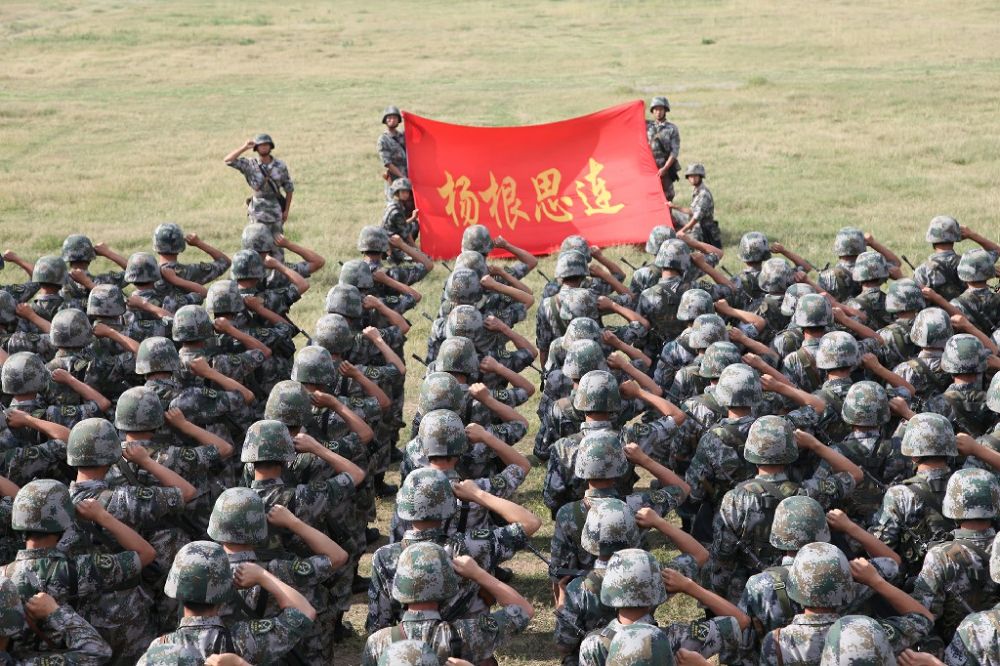 ↑“杨根思连”官兵执行任务前向连旗宣誓(资料照片)。新华社发