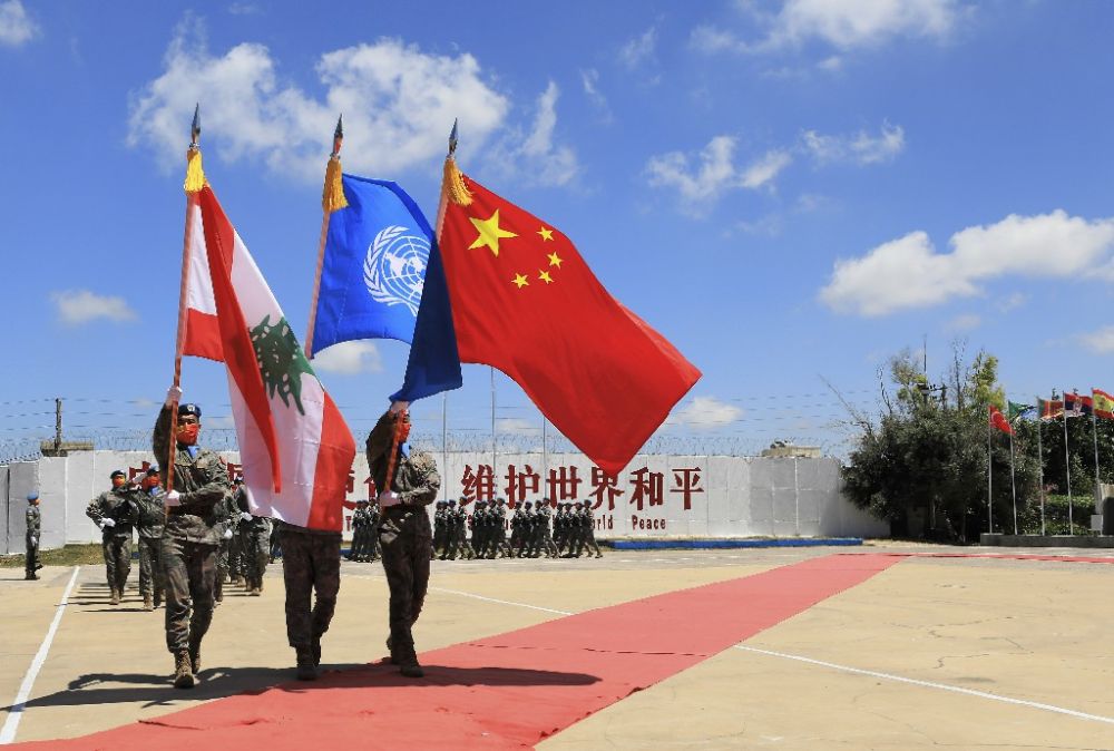 ↑在黎巴嫩南部辛尼亚村的中国维和部队营区,中国维和部队官兵在受勋后通过观礼台(2022年7月1日摄)。新华社记者 刘宗亚 摄