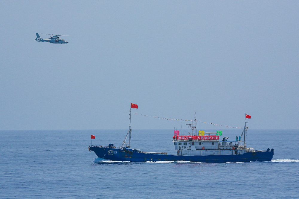 ↑中国海军第40批护航编队中的舰载直升机在被护船只周边海域巡逻警戒(2022年6月4日摄)。新华社发(唐文 摄)