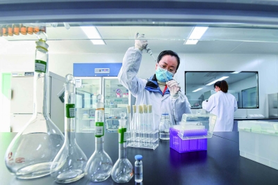 在南京江北新区生物医药谷的国家生物技术药物产业计量测试中心,工作人员正在进行测量工作。 通讯员 陶禹歌 南京日报/紫金山新闻记者 孙中元 摄