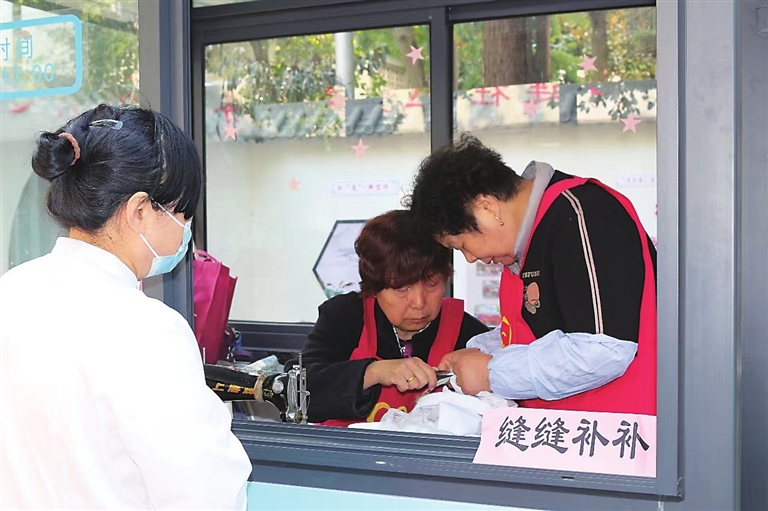 　　“苏妈妈”缝缝补补小铺前都生意兴隆。　　通讯员 黄黎利摄