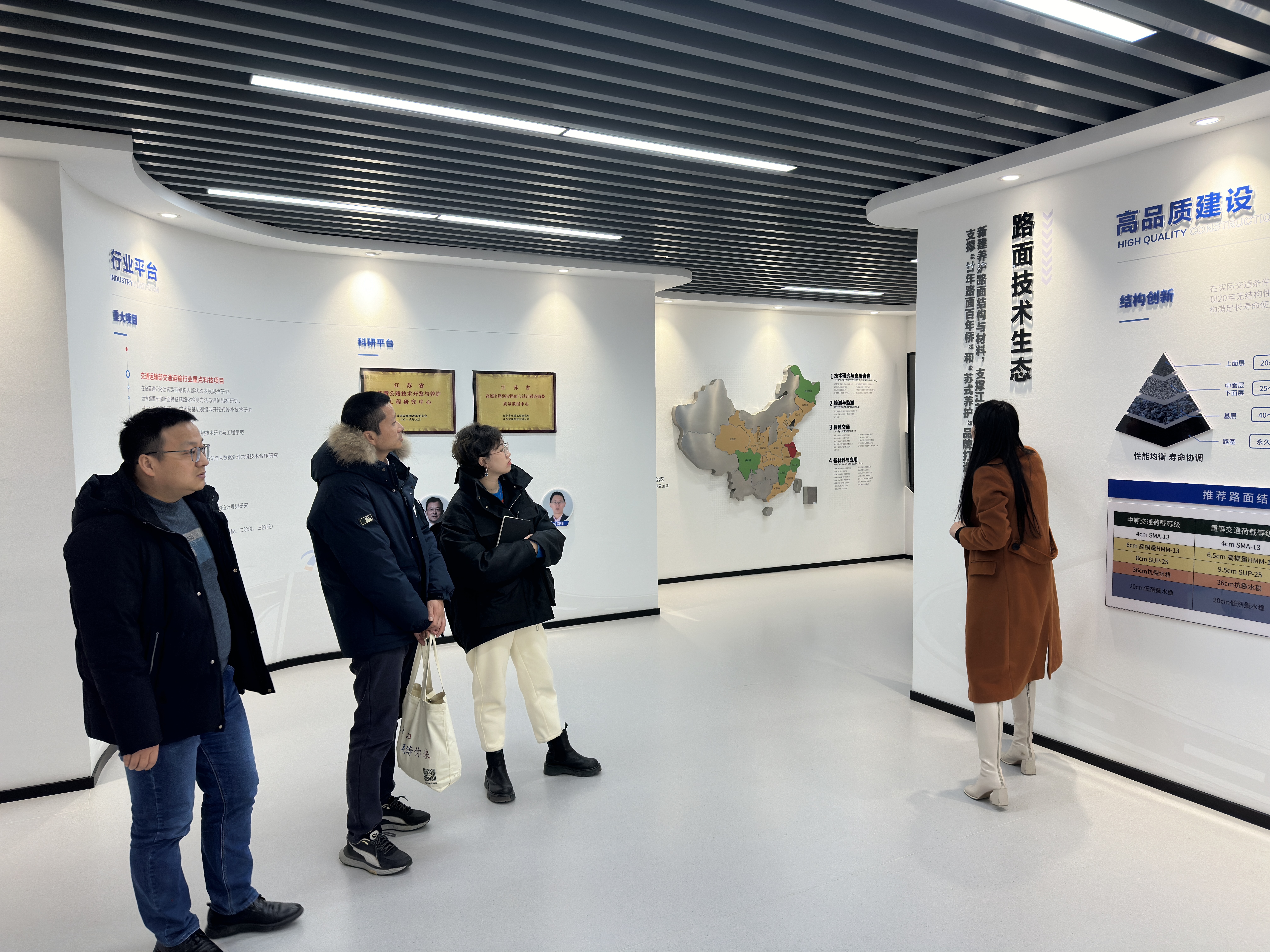 助企专员沈训宗走访企业中。
