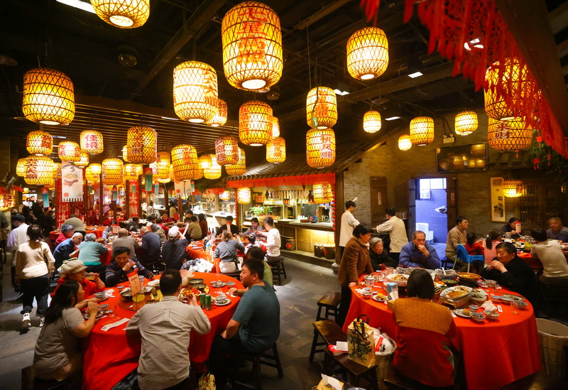 除夕夜,众多市民选择去餐厅吃年夜饭,餐饮行业呈现出一派繁荣热闹的景象。南京日报/紫金山新闻记者 徐琦 摄