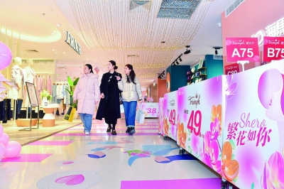 市民在新街口一家商场内选购商品。3月8日是“三八”国际劳动妇女节，南京各大商家纷纷打出“女人牌”，推出各种与女性用品相关的促销活动，燃旺“她经济”。 南京日报/紫金山新闻记者 孙中元 摄