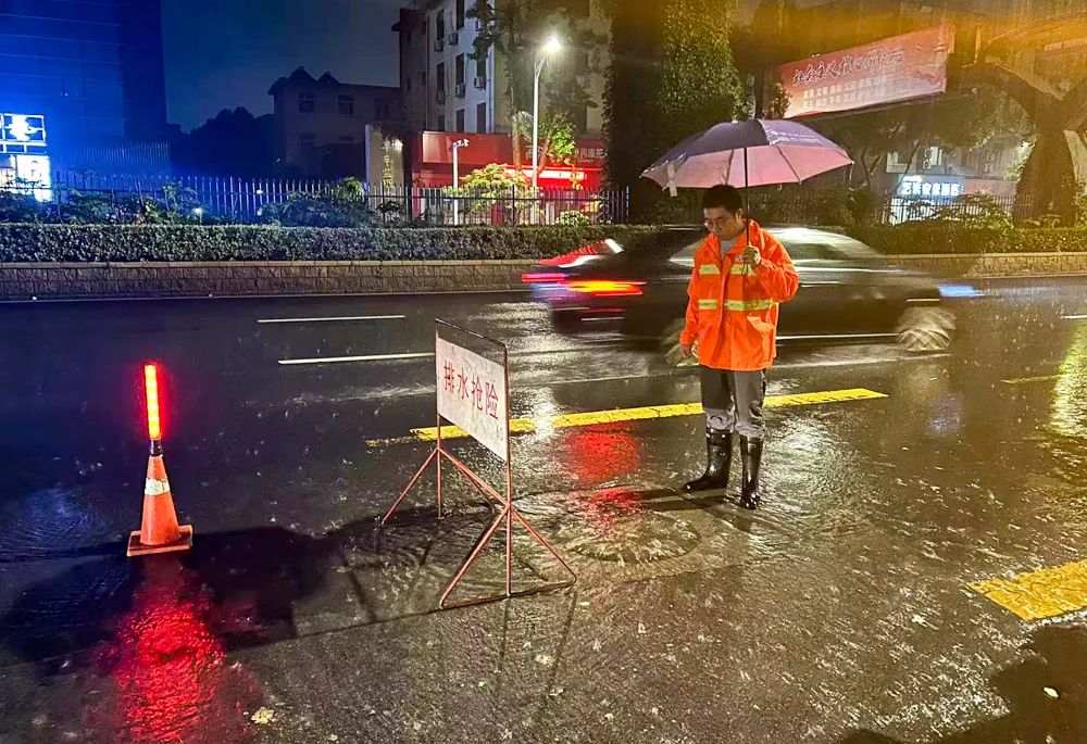 7月2日,主城区降雨持续,南京水务集团全力做好防汛排水保障,及时消除问题隐患。通讯员 周晨 南京日报/紫金山新闻记者 段仁虎 摄