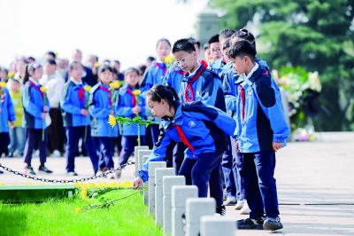4月4日,雨花英烈亲属、南京市中小学生代表、消防武警、医护人员、雨花台烈士陵园管理局职工代表等400名社会各界人士齐聚雨花台烈士陵园纪念碑广场,向革命烈士默哀致敬,献上鲜花。 南京日报/紫金山新闻记者 冯芃 摄