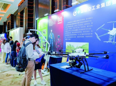 6月25日,2025首发经济发展大会展示区,中航金城集团展出JC-M15多旋翼无人机。 南京日报/紫金山新闻记者 戚珂嘉 摄