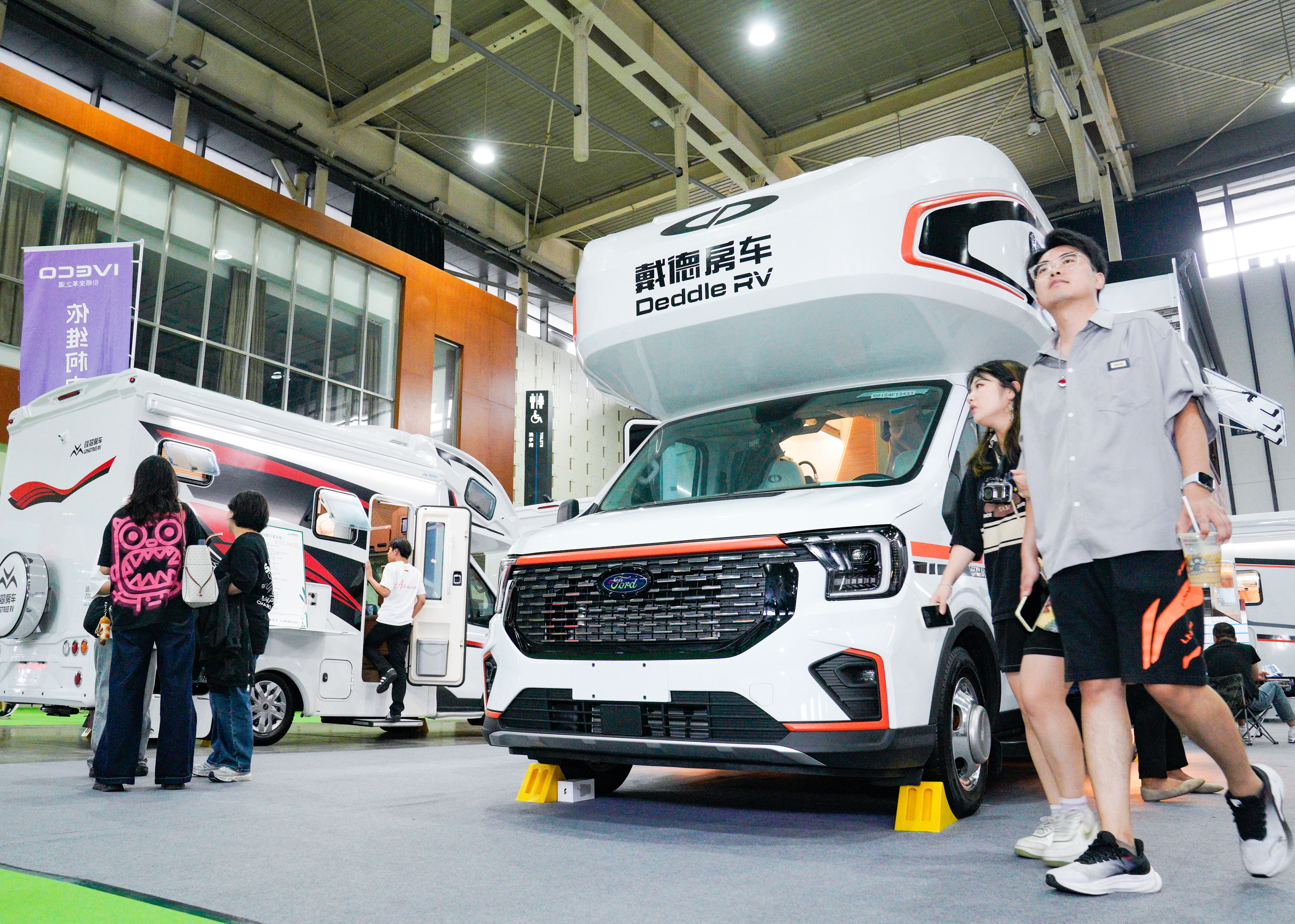 10月3日,2025南京国际车展暨南京度假房车展持续举行,不少市民游客前往南京国际博览中心观展。南京日报/紫金山新闻记者 戚珂嘉 摄