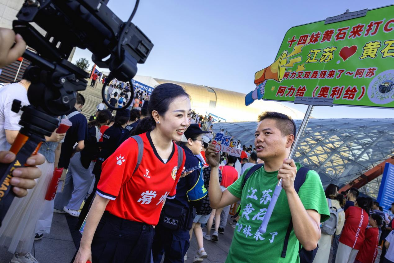 8月16日,常州主场对阵镇江,来自湖北黄石的球迷来常州观赛。沈立群摄