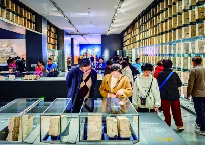 在南京城墙博物馆里,市民游客详细了解南京明城墙历史与文化。