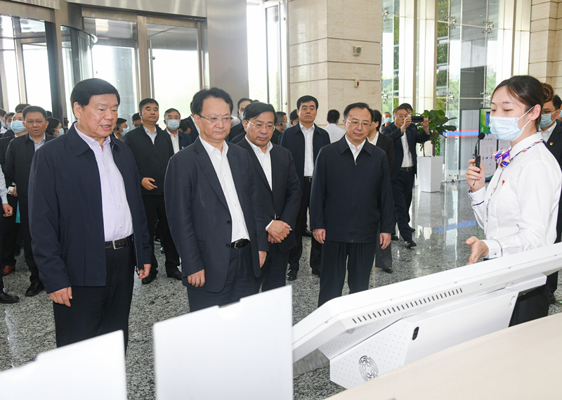 娄勤俭、吴政隆陪同吉林党政代表团在南京市政务服务中心考察