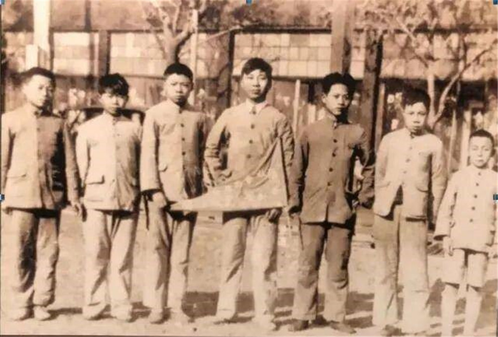 “新安旅行团”部分团员合照